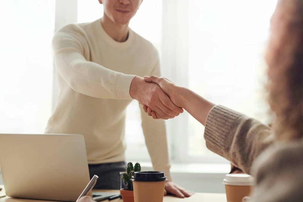 poignée de main entre un homme et une femme